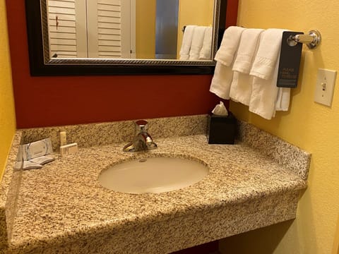 Combined shower/tub, free toiletries, hair dryer, towels