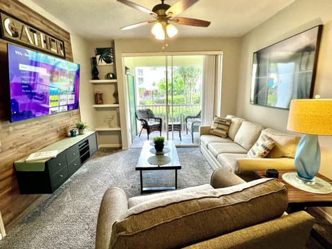 Awesome, Modern Condo, 65" Tv, Poolside Condo