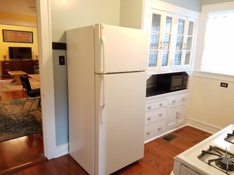 Kitchen is equipped with all the basics you could want 