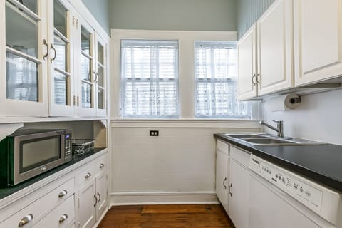 Kitchen is equipped with all the basics you could want 