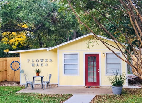Welcome to Flower Haus! Just 1/2 mile from downtown Fredericksburg.