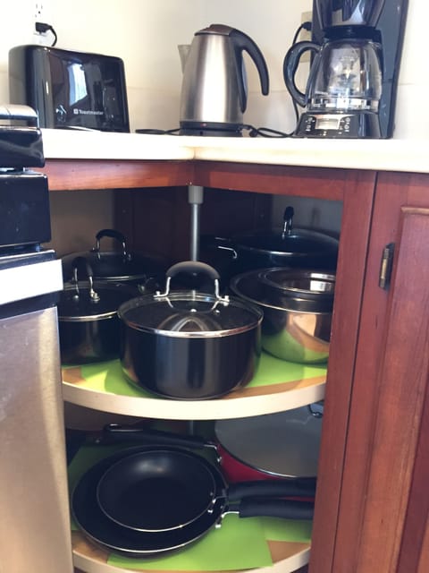 Kitchen fully stocked w cutting/cooking/serving/dining sets, bake ware&glassware