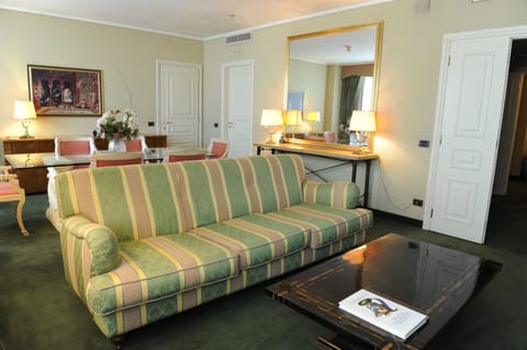 Deluxe Suite, Jetted Tub | Living area | 43-inch flat-screen TV with satellite channels, TV