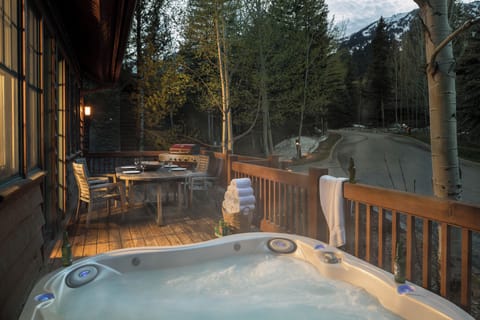Private hot tob