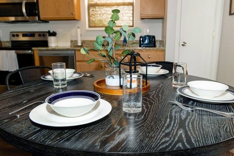 Breakfast seating area in kitchen