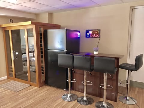 4 person Sauna, spare refrigerator w ice maker, bar plus wine cooler!