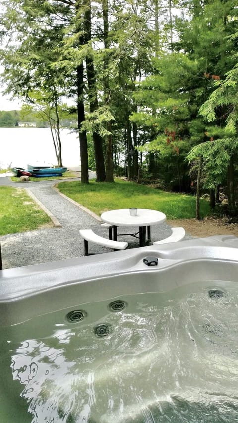 8-person hot tub with many massage jets and water fall. Beautiful view of lake..