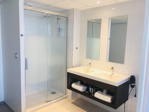 Suite, Terrace | Bathroom | Free toiletries, hair dryer, towels