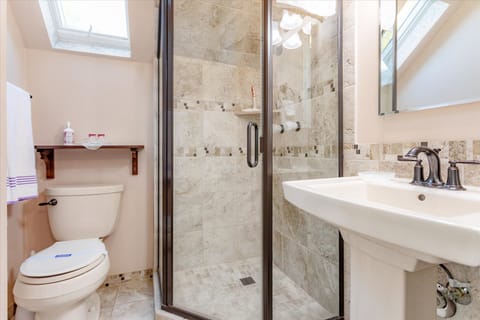 Lavender Room | Bathroom | Shower, free toiletries, hair dryer, towels