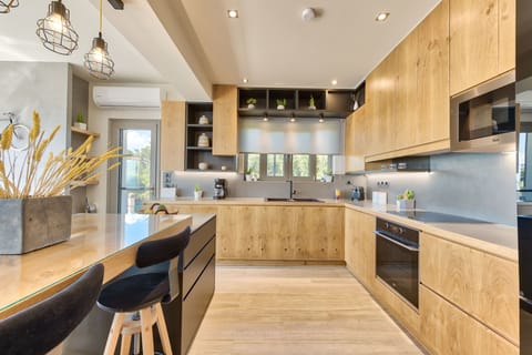 Villa, 3 Bedrooms, Sea View | Shared kitchen | Full-size fridge, microwave, oven, stovetop