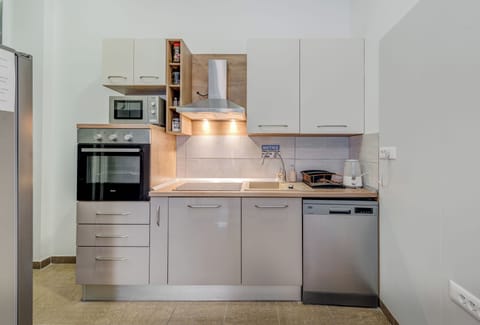 Full-size fridge, microwave, oven, stovetop