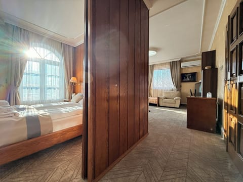 Suite | Minibar, in-room safe, desk, blackout drapes
