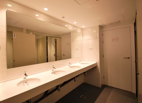 Comfort Shared Dormitory, Mixed Dorm, Accessible, City View | Bathroom sink