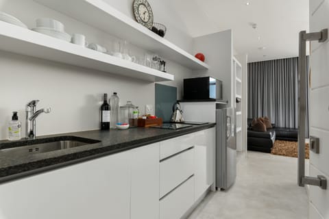 Premier Suite, Bathtub, Mountain View (Kruger) | Private kitchenette | Fridge, microwave, stovetop, coffee/tea maker