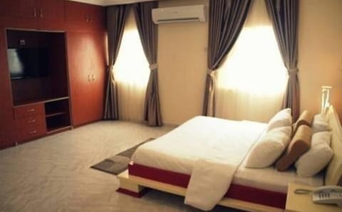 Executive Room (2) | In-room safe, desk, iron/ironing board, free WiFi