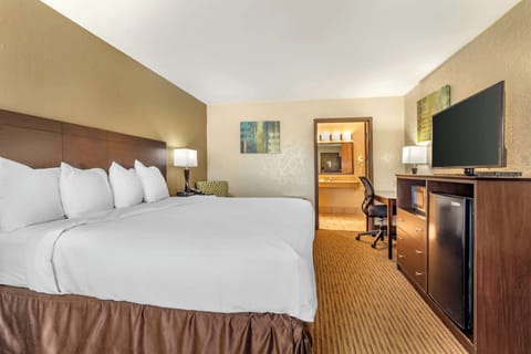 Standard Room, 1 King Bed, Accessible | Desk, iron/ironing board, free WiFi, bed sheets