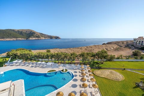 2 outdoor pools, pool umbrellas, sun loungers