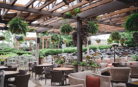 2 restaurants; lunch and dinner served