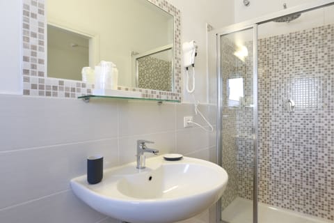 Triple Room, Terrace | Bathroom | Free toiletries, hair dryer, bidet, towels