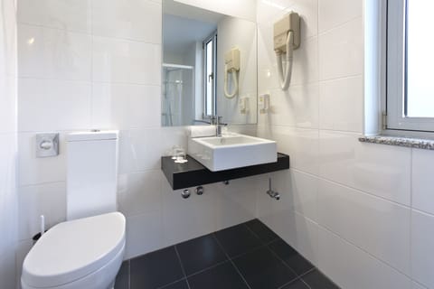 Classic room with balcony, Park side | Bathroom | Shower, free toiletries, hair dryer, towels