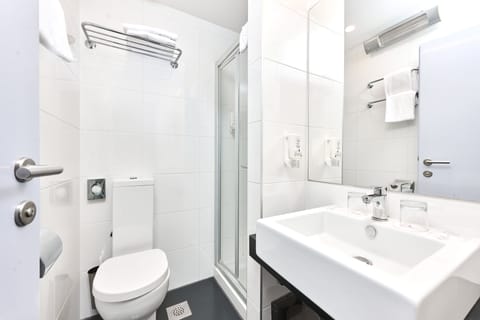Classic room with balcony - extra bed | Bathroom | Shower, free toiletries, hair dryer, towels