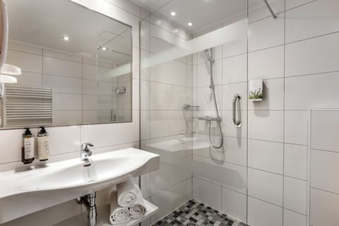 Family Apartment, 2 Bedrooms | Bathroom | Eco-friendly toiletries, hair dryer, towels