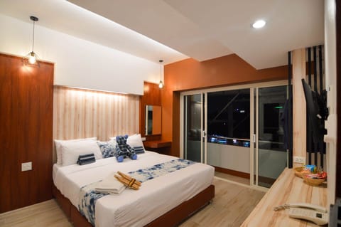 Deluxe Room with Balcony | Hypo-allergenic bedding, minibar, desk, blackout drapes