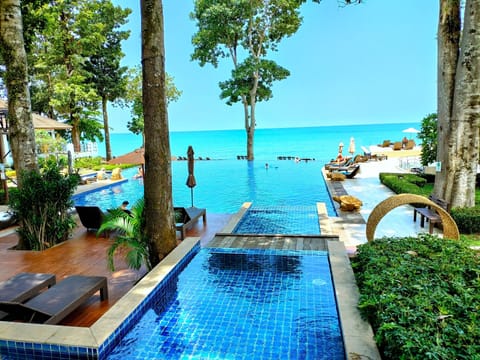 2 outdoor pools