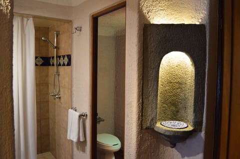 Standard Room | Bathroom | Shower, free toiletries, hair dryer, towels