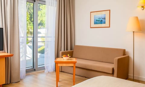 Comfort junior suite | Minibar, in-room safe, desk, blackout drapes