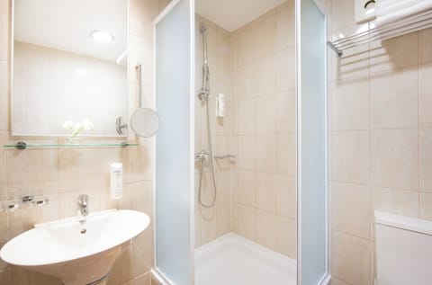Combined shower/tub, hair dryer, towels