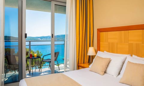 Family room with seaside balcony | Minibar, in-room safe, desk, blackout drapes