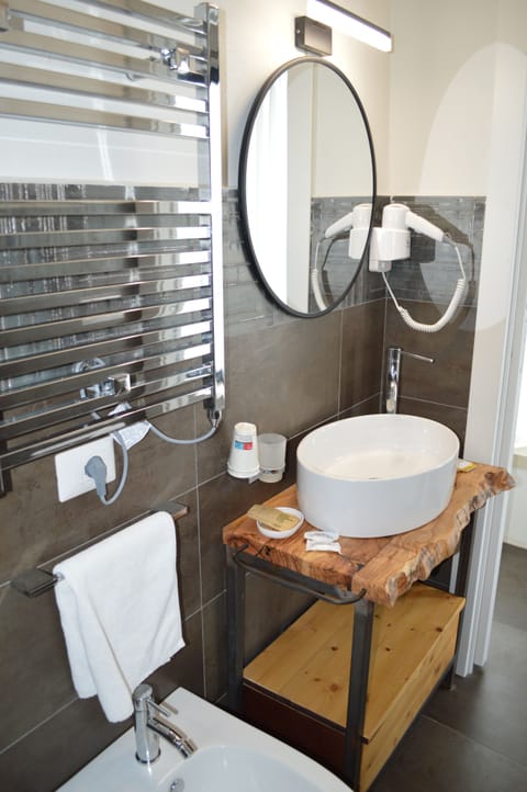 Economy Double Room | Bathroom | Shower, free toiletries, hair dryer, bidet