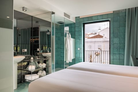 Superior Twin Room | Bathroom | Shower, free toiletries, hair dryer, bathrobes