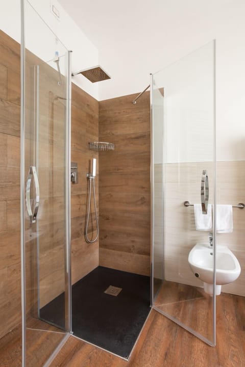 Comfort Triple Room, 1 Bedroom | Bathroom shower