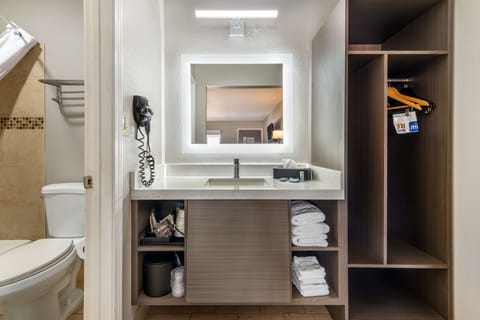 Standard Room, 2 Queen Beds, Non Smoking, Refrigerator & Microwave (Deluxe) | Bathroom | Combined shower/tub, free toiletries, hair dryer, towels