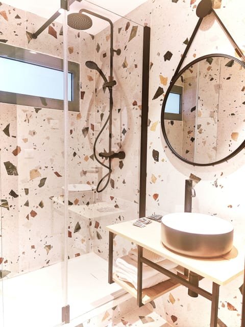 Studio Suite, 1 Double Bed with Sofa bed, Kitchen | Bathroom | Shower, hair dryer, towels