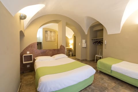 Quintuple Room | Select Comfort beds, desk, soundproofing, free WiFi