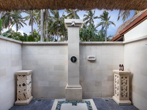 Family Villa | Bathroom | Separate tub and shower, deep soaking tub, free toiletries, hair dryer