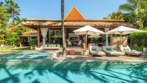 Outdoor pool, pool umbrellas, sun loungers