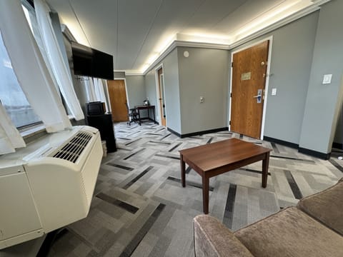 Suite, 1 King Bed, Non Smoking, Refrigerator & Microwave (Walk-in Shower) | Egyptian cotton sheets, premium bedding, desk, iron/ironing board