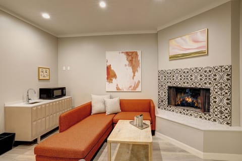 Suite, 1 King Bed, Non Smoking, Balcony (Walk-in Shower) | Premium bedding, in-room safe, desk, laptop workspace