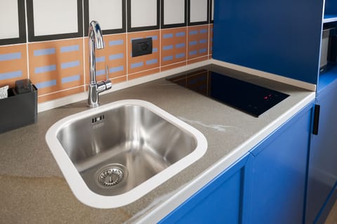 Studio Suite, 1 King Bed, Kitchenette, Courtyard Area | Private kitchen