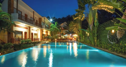 Outdoor pool, an infinity pool, open 6 AM to 10 PM, pool umbrellas