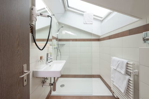 Double Room «Attic» (Wendeltreppe) | Bathroom | Hair dryer, towels, soap, shampoo