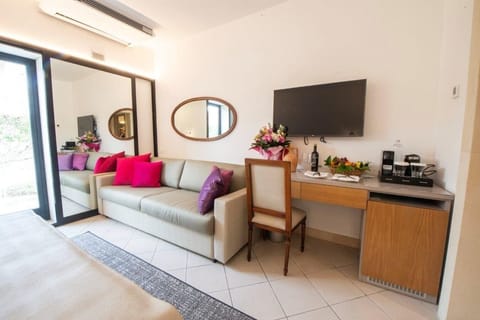 Family Room | Minibar, in-room safe, desk, laptop workspace