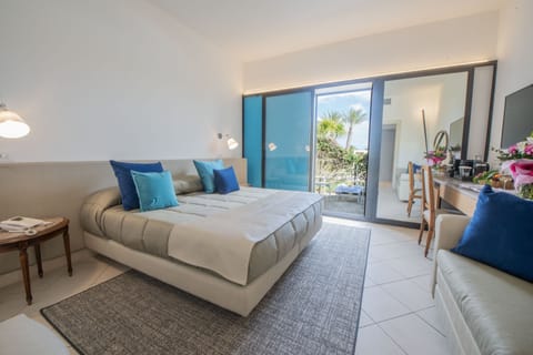 Minibar, in-room safe, desk, laptop workspace