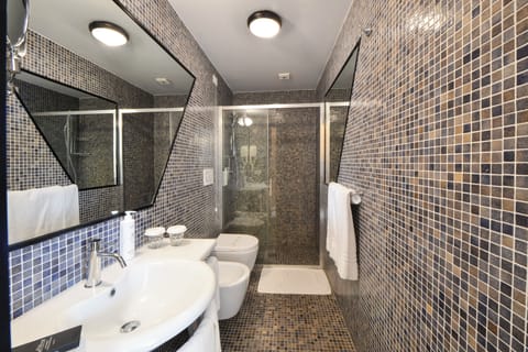 Classic Double Room | Bathroom | Free toiletries, hair dryer, slippers, towels