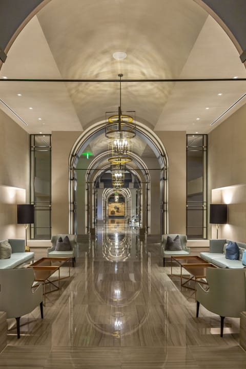 3 bars/lounges, cocktail bar, lobby lounge