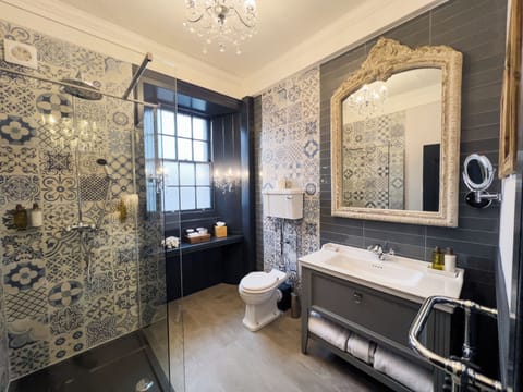 Coastal Room | Bathroom | Free toiletries, hair dryer, bathrobes, slippers